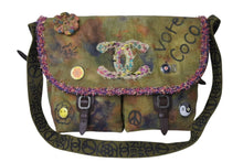 Load image into Gallery viewer, 極美品 CHANEL シャネル エンブロイダリー メッセンジャーバッグ 20番台 グラフィティ カーキ ココマーク A92790 中古 4c069834