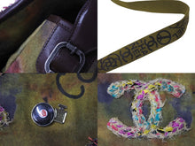 Load image into Gallery viewer, 極美品 CHANEL シャネル エンブロイダリー メッセンジャーバッグ 20番台 グラフィティ カーキ ココマーク A92790 中古 4c069834