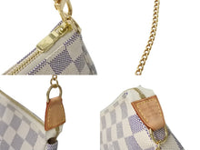 Load image into Gallery viewer, 極美品 LOUIS VUITTON ルイヴィトン ミニポシェットアクセソワール アクセサリーポーチ N58010 ダミエアズール ホワイト 中古 4c069895