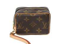 Load image into Gallery viewer, LOUIS VUITTON ルイヴィトン モノグラム トゥルースワピティ ポーチ M58030 ブラック ロゴ 小物 中古 美品 4c069896