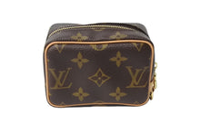 Load image into Gallery viewer, LOUIS VUITTON ルイヴィトン モノグラム トゥルースワピティ ポーチ M58030 ブラック ロゴ 小物 中古 美品 4c069896