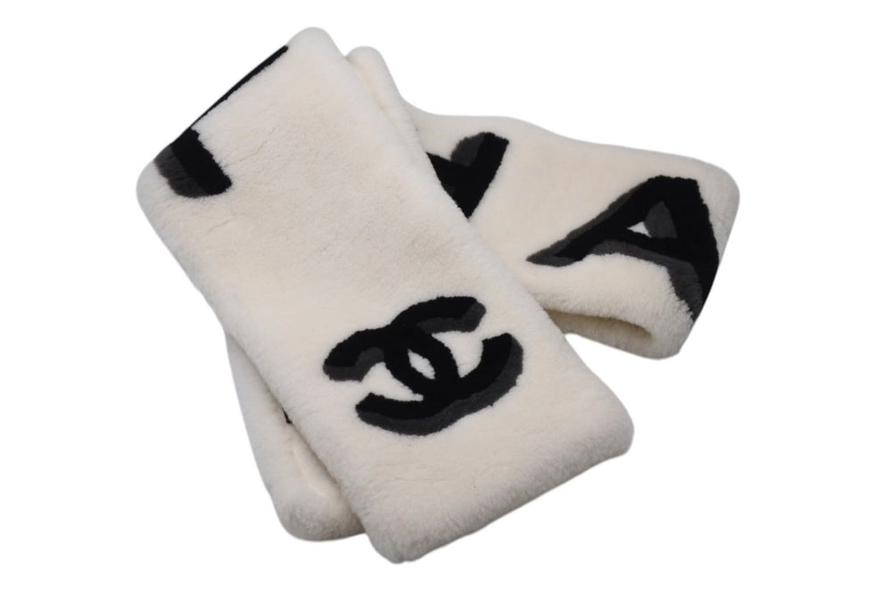 CHANEL Chanel Shearling Muffler Brand Logo Made in Italy Shearling Cashmere White Black Gray Good Condition Used 4c070055
