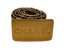 Load image into Gallery viewer, 極美品 CHANEL シャネル ロゴ プレート チェーン ベルト 96A ゴールド ブラック GP レザー ゴールド金具 ヴィンテージ 小物 中古 4c070074