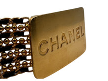 Load image into Gallery viewer, 極美品 CHANEL シャネル ロゴ プレート チェーン ベルト 96A ゴールド ブラック GP レザー ゴールド金具 ヴィンテージ 小物 中古 4c070074