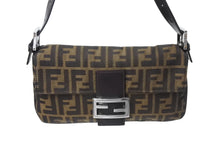 Load image into Gallery viewer, 極美品 FENDI フェンディ マンマバケット ワンショルダーバッグ 26424 ズッカ柄 コットンキャンバス レザー シルバー金具 中古 4c070179