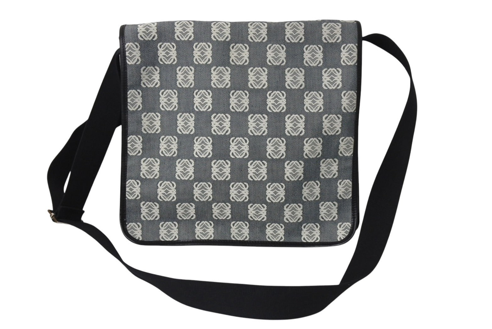 LOEWE ロエベ アナグラム　ショルダーバッグ クロスボディ スクエア型 黒色 LOEWE ロエベ アナグラム ショルダーバッグ クロスボディバッグ