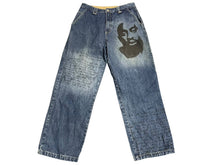 Load image into Gallery viewer, MAKAVELI マカヴェリ BAGGY DENIM 90s デニム ブルー プリント コットン サイズ36 81913 美品 中古 4c070473