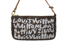 Load image into Gallery viewer, 極美品 LOUIS VUITTON ルイヴィトン ポシェット アクセソワール アクセサーポーチ M92192 モノグラム グラフィティ ホワイト 中古 4c070485