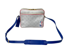 Load image into Gallery viewer, LOUISVUITTON ルイヴィトン LVxNBA ナイル メッセンジャーPM 2021CR ショルダーバッグ M45583 ホワイト ブルー レッド 美品 中古 4c070517