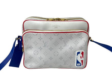 Load image into Gallery viewer, LOUISVUITTON ルイヴィトン LVxNBA ナイル メッセンジャーPM 2021CR ショルダーバッグ M45583 ホワイト ブルー レッド 美品 中古 4c070517