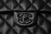 Load image into Gallery viewer, 極美品 CHANEL シャネル チェーンショルダーバッグ マトラッセ25 Wフラップ ソーブラック ランダムシリアル 中古 4c070548