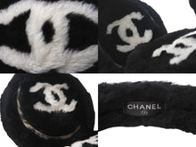 Load image into Gallery viewer, CHANEL シャネル イヤーマフ ジヨン愛用 イヤーマフラー ココマーク 耳当て ファー ブラック ホワイト 美品 中古 4c070618