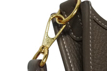 Load image into Gallery viewer, HERMES エルメス エヴリンTPM ショルダーバッグ Z刻印 トリヨンクレマンス エトゥープ フランス製 ゴールド金具 美品 中古 4c070622