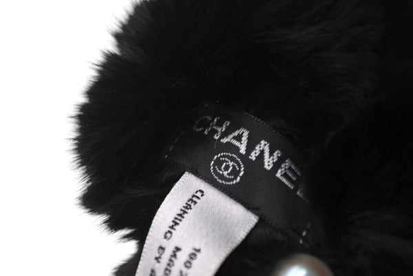 極美品 CHANEL シャネル ココマーク リアルファー リストバンド ファーバングル フランス ラパン ブラック ホワイト 中古 4c070626