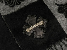 Load image into Gallery viewer, 極美品 CHROME HEARTS クロムハーツ スクロールラベル シルク 大判ストール レザーパッチ ブラック 4c070840