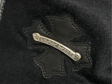 Load image into Gallery viewer, 極美品 CHROME HEARTS クロムハーツ スクロールラベル シルク 大判ストール レザーパッチ ブラック 4c070840