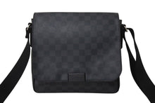 Load image into Gallery viewer, LOUIS VUITTON ルイヴィトン ディストリクトPM ショルダーバッグ N41260 ダミエグラフィット 美品 中古 4c070902