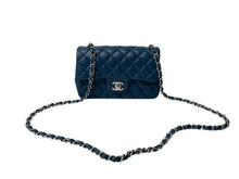 Load image into Gallery viewer, 極美品 CHANEL シャネル 横長 20cm ショルダーバッグ A69900 28番台 ミニマトラッセショルダーチェーン ネイビー ラムスキン 中古 4c070926