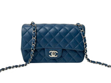 Load image into Gallery viewer, 極美品 CHANEL シャネル 横長 20cm ショルダーバッグ A69900 28番台 ミニマトラッセショルダーチェーン ネイビー ラムスキン 中古 4c070926