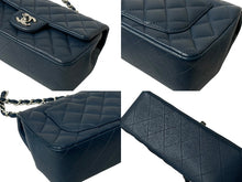 Load image into Gallery viewer, 極美品 CHANEL シャネル 横長 20cm ショルダーバッグ A69900 28番台 ミニマトラッセショルダーチェーン ネイビー ラムスキン 中古 4c070926