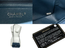 Load image into Gallery viewer, 極美品 CHANEL シャネル 横長 20cm ショルダーバッグ A69900 28番台 ミニマトラッセショルダーチェーン ネイビー ラムスキン 中古 4c070926