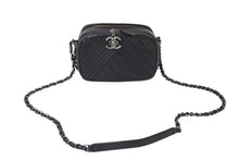 画像をギャラリービューアに読み込む, CHANEL シャネル ショルダーバッグ 20番台 ココボーイ ココマーク チェーンショルダー ブラック ラムスキン 美品 中古 4c070943