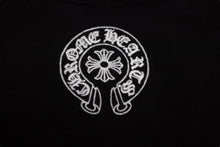 Load image into Gallery viewer, 極美品 CHROME HEARTS クロムハーツ Tシャツ Vネック 半袖 ホースシュー ロゴ ブラック コットン サイズM RN# 95024 中古 4c071016