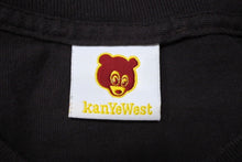 Load image into Gallery viewer, 極美品 KANYE WEST カニエウェスト 半袖Tシャツ サイズL カニエベア モノグラム ブラウン オフィシャル 2005年 中古 4c071092