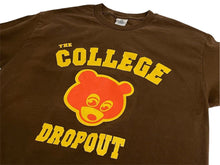 Load image into Gallery viewer, KANYE WEST THE COLLEGE DROP OUT カニエ ウェスト ザ コレッジ ドロップアウト 半袖Tシャツ サイズ L ブラウン 美品 中古 4c071127