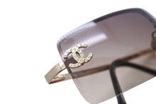 Load image into Gallery viewer, 極美品 CHANEL シャネル リムレスサングラス 4104-B C.125/13 サイズ62◻︎15 120 ラインストーン ココマーク ブラウン 中古 4c071271