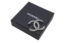 Load image into Gallery viewer, 極美品 CHANEL シャネル DOUBLE C BROCHE ダブル C ブローチ レディース シルバー 金属 中古 4c071444