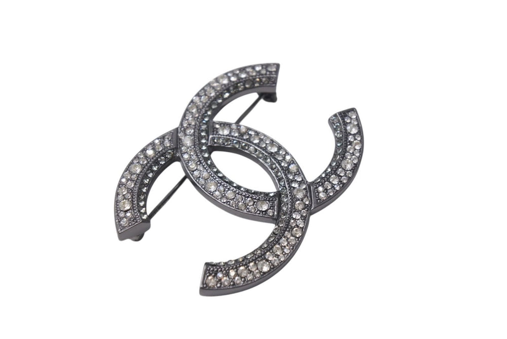 Very good condition CHANEL DOUBLE C BROCHE Double C brooch ladies silver metal used 4c071444