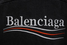 Load image into Gallery viewer, 極美品 BALENCIAGA バレンシアガ キャンペーンロゴ デニムジャケット 534551 サイズ44 ブラック コットン ロゴ刺繍 中古 4c071523