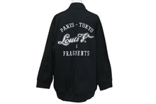 Load image into Gallery viewer, 極美品 LOUIS VUITTON × FRAGMENT DESIGN ルイヴィトン フラグメント 17AW エンブロイダリー ブルゾン ブラック ロゴ RM172M JIU HDY31W サイズXXL 中古 4c071531