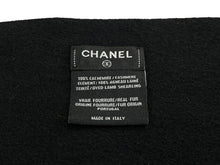 Load image into Gallery viewer, 極美品 CHANEL シャネル デカココマーク カシミヤ マフラー ブラック 大判 ファー ロゴ 小物 中古 4c071553