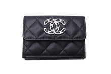 Load image into Gallery viewer, 新品未使用 CHANEL シャネル シャネル19 スモールフラップ ウォレット AP3711 三つ折り財布 ココマーク ブラック キャビアスキン 中古 4c071641