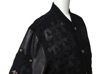 画像をギャラリービューアに読み込む, 極美品 CHROME HEARTS クロムハーツ レターマン クロスレザーパッチ ブラック カシミヤ シルク ジャケット S 中古 4c071658