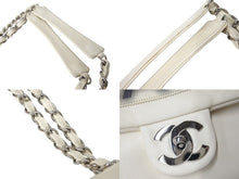 Load image into Gallery viewer, 新品同様 CHANEL シャネル パリスロンドン チェーンショルダーバッグ ターンロック ホワイト 12番台 シルバー金具 中古 4c071735