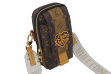 Load image into Gallery viewer, 極美品 LOUIS VUITTON ルイヴィトン モノグラム ダブル フォンポーチ LVメイド ミニショルダーバッグ M81005 PVC レザー ブラウン 中古 4c071763