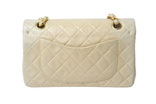 Load image into Gallery viewer, CHANEL シャネル ショルダーバッグ マトラッセ23 4番台 Wフラップ ベージュ ゴールド金具 美品 中古 4c071865