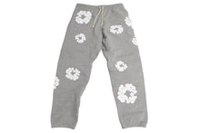 Load image into Gallery viewer, 新品未使用 DenimTears デニムティアーズ TheCottonWreathSweatpants ザコットンリーススウェットパンツ グレー ホワイト XL 中古 4c071909