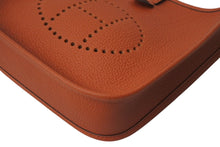 Load image into Gallery viewer, 新品未使用 HERMES エルメス エヴリン TPM ショルダーバッグ トリヨンクレマンス オレンジ ゴールド金具 B刻印 2023年製 中古 4c071965