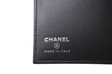 Load image into Gallery viewer, 未使用 CHANEL シャネル パスポートケース マトラッセ ココマーク ラムスキン ブラック ソーブラック ランダム 中古 4c071982