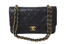 Load image into Gallery viewer, CHANEL シャネル マトラッセ23 Wフラップ チェーン ショルダーバッグ ラムスキン 2番台 ブラック ゴールド金具 美品 中古 4c072433