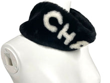 Load image into Gallery viewer, 極美品 CHANEL シャネル ネックマフラー ネックウォーマー ブラック ホワイト カシミヤ シープシアリング ブランドロゴ 中古 4c072450