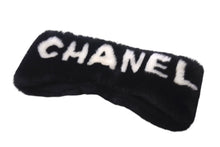 Load image into Gallery viewer, 極美品 CHANEL シャネル ネックマフラー ネックウォーマー ブラック ホワイト カシミヤ シープシアリング ブランドロゴ 中古 4c072450