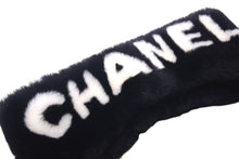 Load image into Gallery viewer, 極美品 CHANEL シャネル ネックマフラー ネックウォーマー ブラック ホワイト カシミヤ シープシアリング ブランドロゴ 中古 4c072450