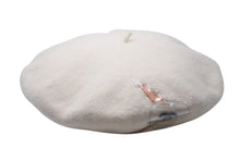 Load image into Gallery viewer, 極美品 CHANEL シャネル ココマーク カメリア ベレー帽 帽子 フラット型 スリッポンスタイル ウール アイボリーホワイト 中古 4c072474