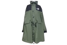 Load image into Gallery viewer, THE NORTH FACE × sacai ザノースフェイス サカイ 17AW ナイロン モッズ コート カーキ NP6171SA ロゴ サイズS 美品 中古 4c072476