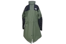 Load image into Gallery viewer, THE NORTH FACE × sacai ザノースフェイス サカイ 17AW ナイロン モッズ コート カーキ NP6171SA ロゴ サイズS 美品 中古 4c072476